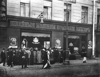 Menigte aangetrokken door een demonstratie in het raam van de Singer naaimachinewinkel, St. Petersburg